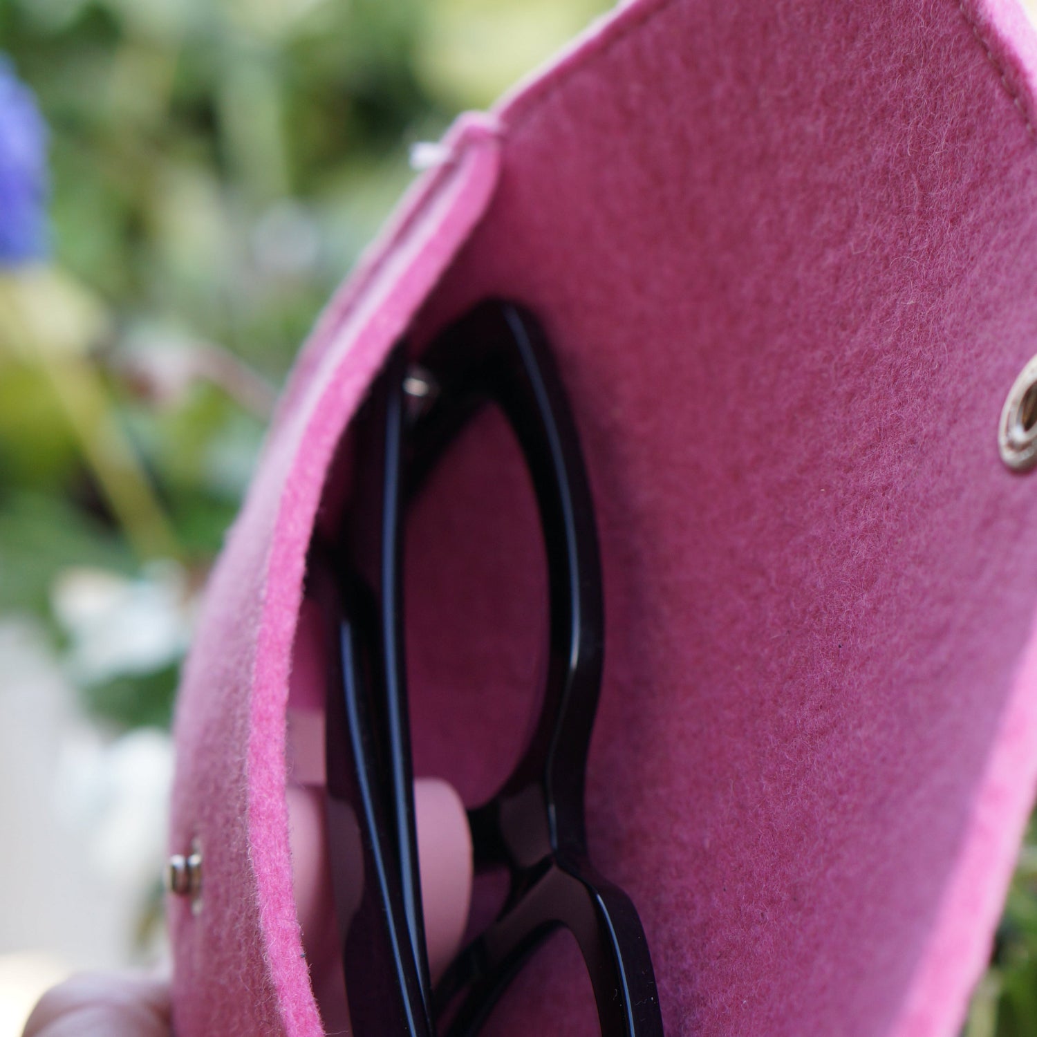 Minimalistisch oud roze brillenetui Bodo van 3 mm wolvilt met leren bescherming en nikkel sluiting