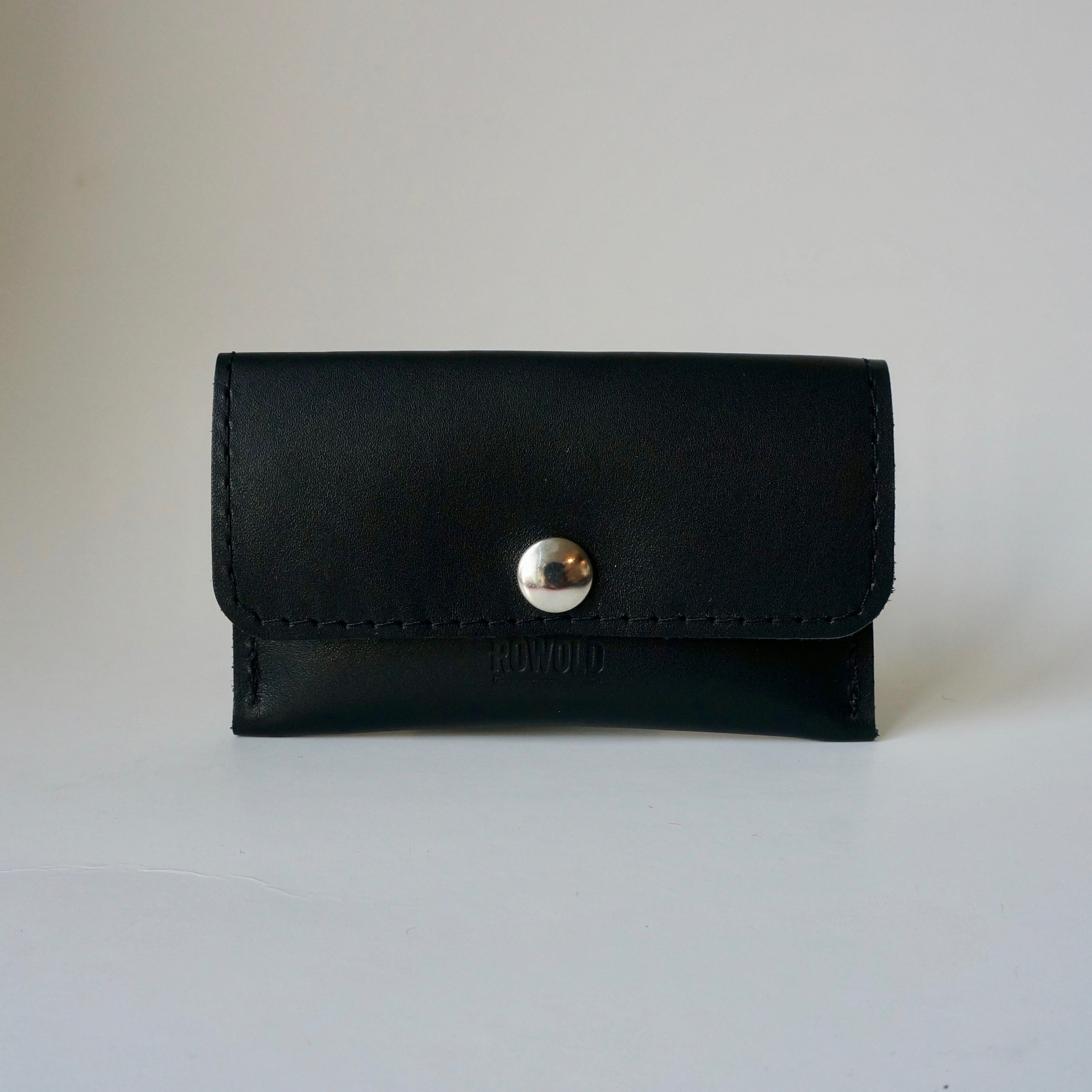 Denim blauwe kaarthouder Milas van rundleer met minimalistisch ontwerp en plek voor 8 kaarten