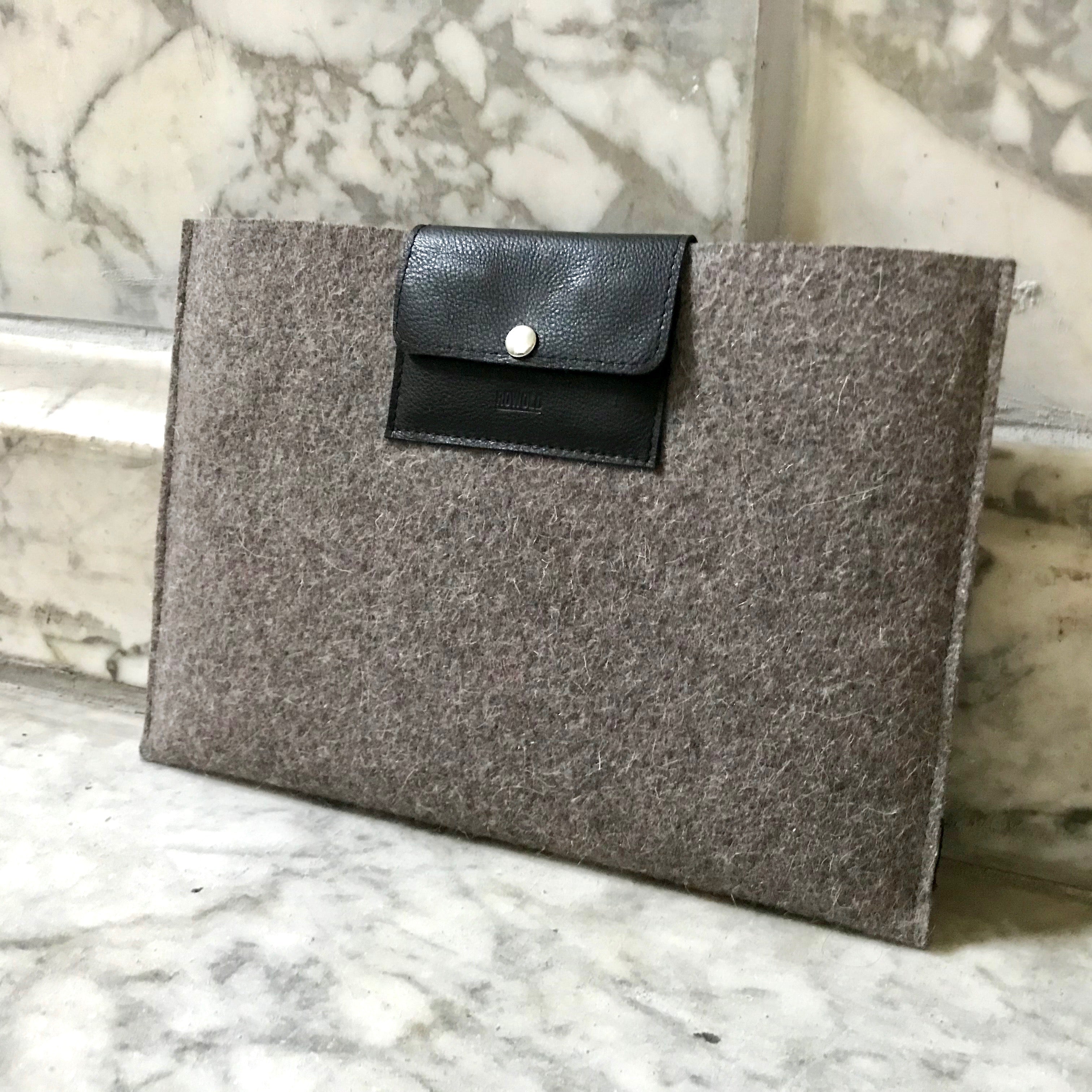 MacBook Pro 13 sleeve Maine van taupe wolvilt met naturel plantaardig gelooid leer