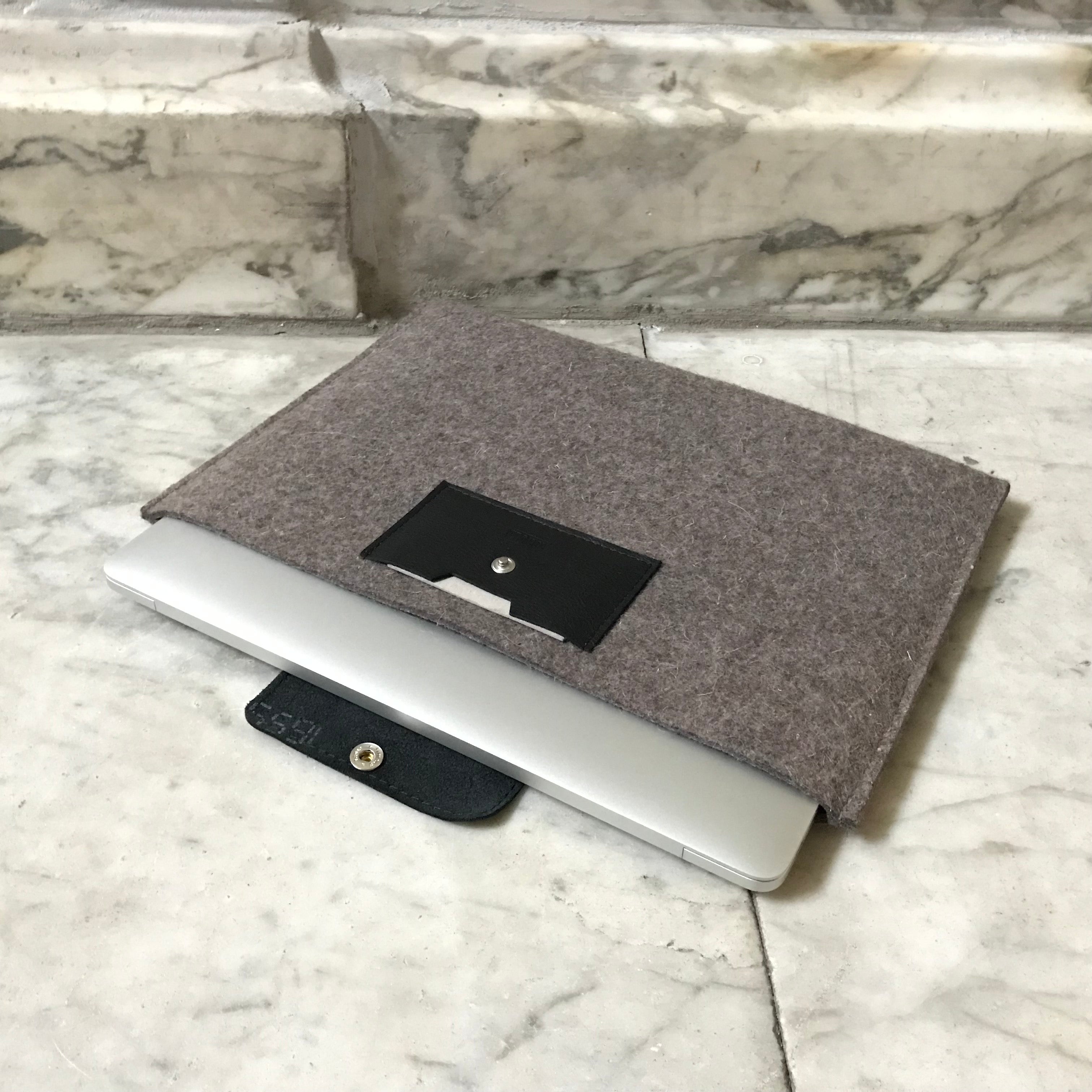 MacBook Pro 13 sleeve Maine van taupe wolvilt met zwarte leren accenten