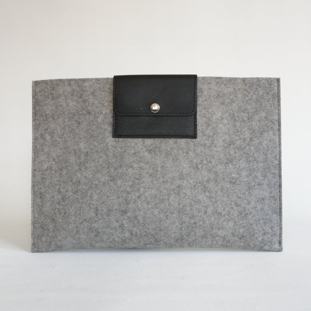 MacBook Pro 13 sleeve Maine van zwart wolvilt met naturel plantaardig gelooid leer
