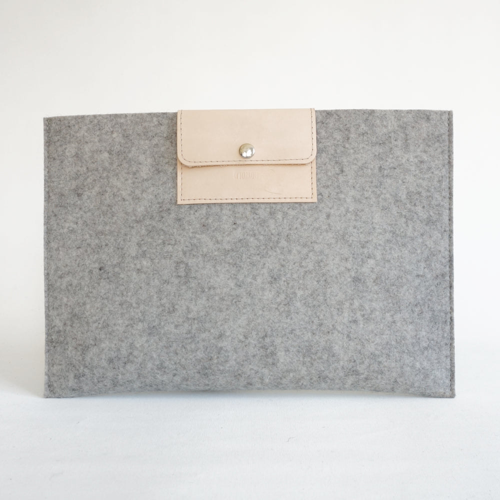 MacBook Pro 13 sleeve Maine van zwart wolvilt met zwarte leren afwerking