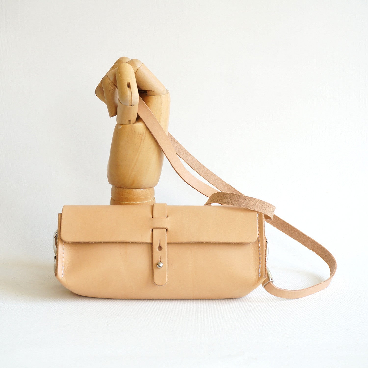 Handgemaakte leren penetui in klassiek zwart – stijlvol en functioneel voor pennen, make-up of reisbenodigdheden.