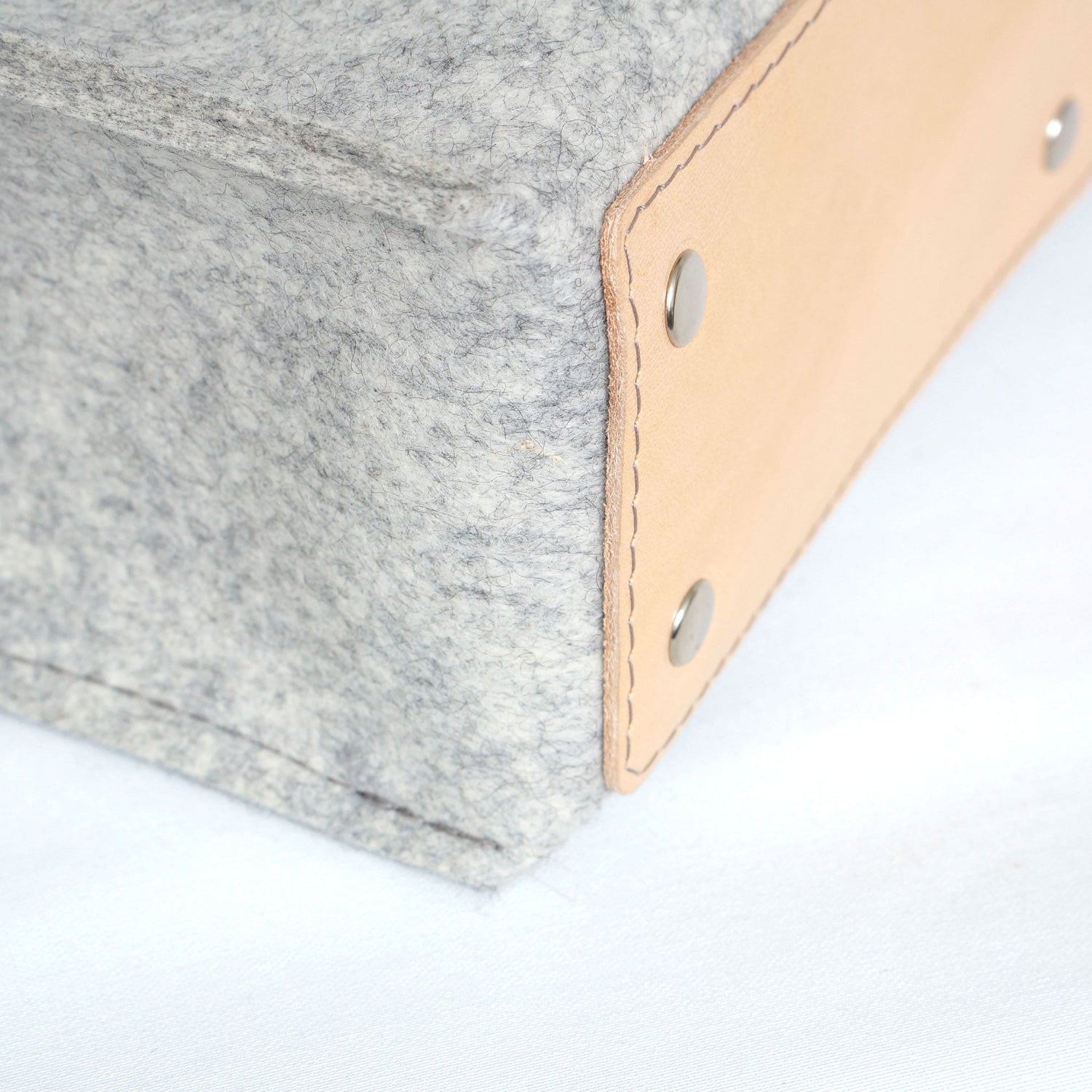 Grijs mêlee Oita rugzak van wolvilt met leren details en binnenritszak voor waardevolle spullen