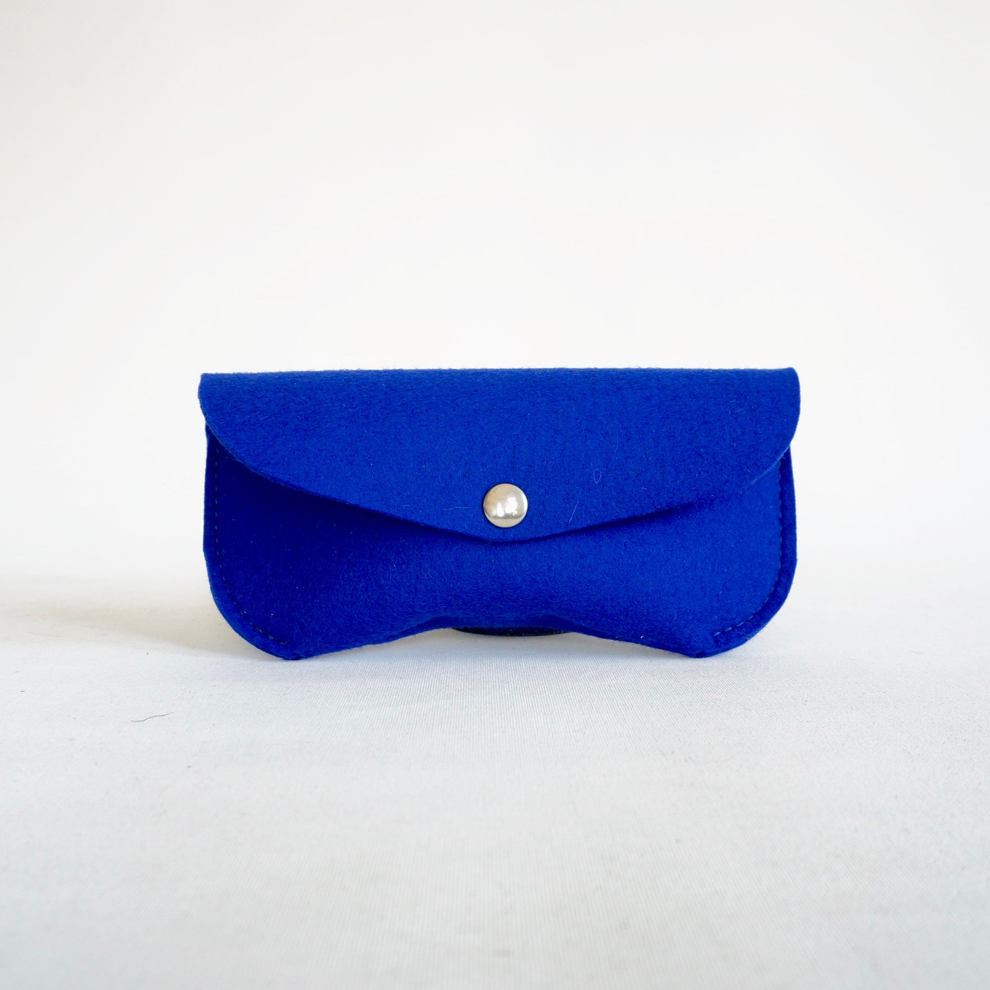 Koningsblauwe zonnebrilhoes Bodo van 3 mm dik wolvilt met nikkel drukknoop en lederen neusbrug