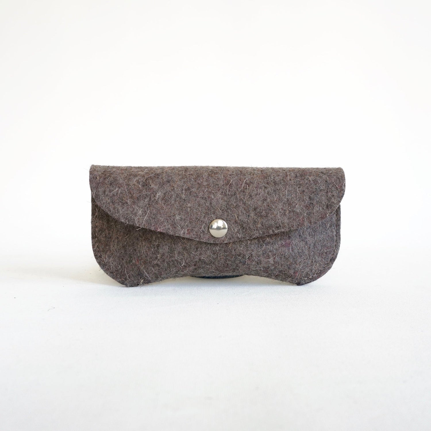 Dutch design zonnebrilhoes van dik wolvilt met leren detail en drukknoopsluiting