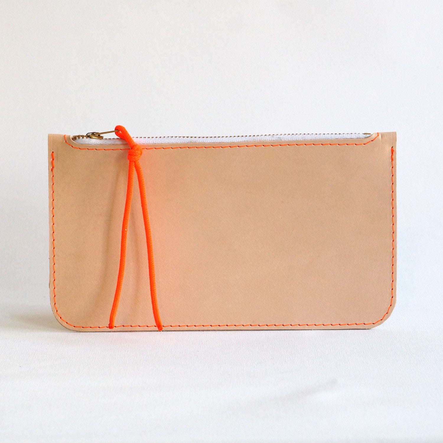 Torba etui van naturel leer met neonroze stiksel – opvallend detail met een speelse, vrouwelijke touch.