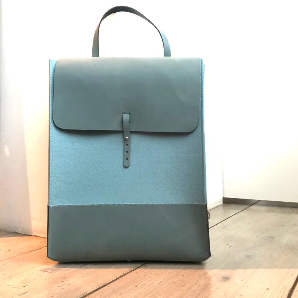 Zwarte Oita rugzak van 3 mm dik wolvilt met leren handvatten en beschermende nikkelvoetjes