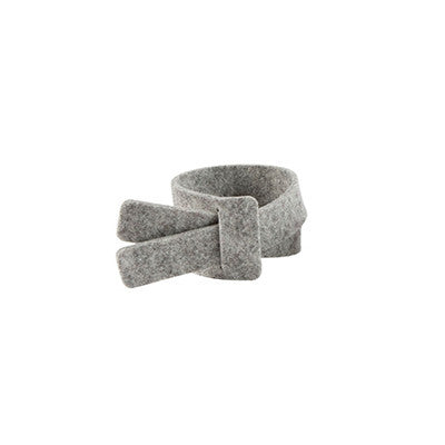 Unisex armband Dublin in gemêleerd taupe wolvilt. Verfijnd Dutch Design met een neutraal kleuraccent.