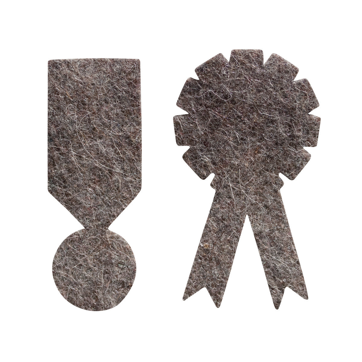 Taupe gemêleerd merinowol vilt, natuurlijke tint en zachte textuur voor handgemaakte medaille- en rozetbroches Vienna van Studio ROWOLD