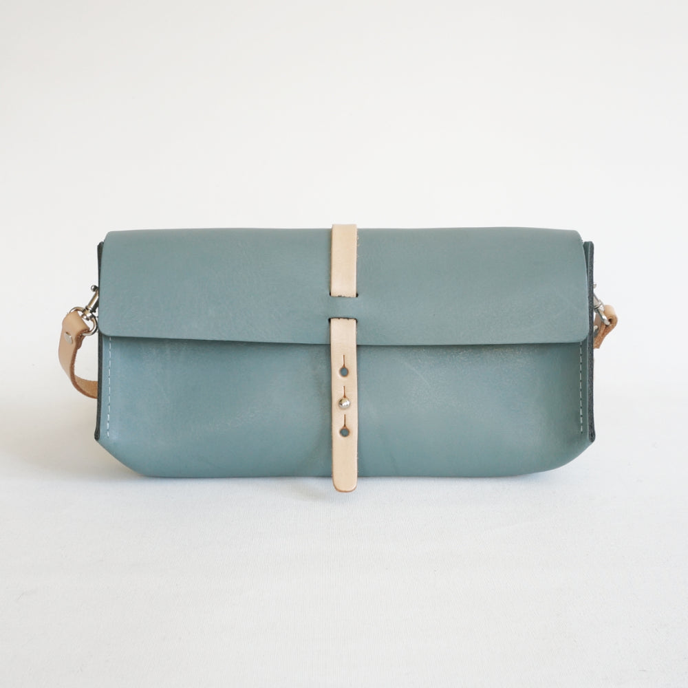 Taupekleurig leren schoudertasje Uppsala met naturel lederen schouderband