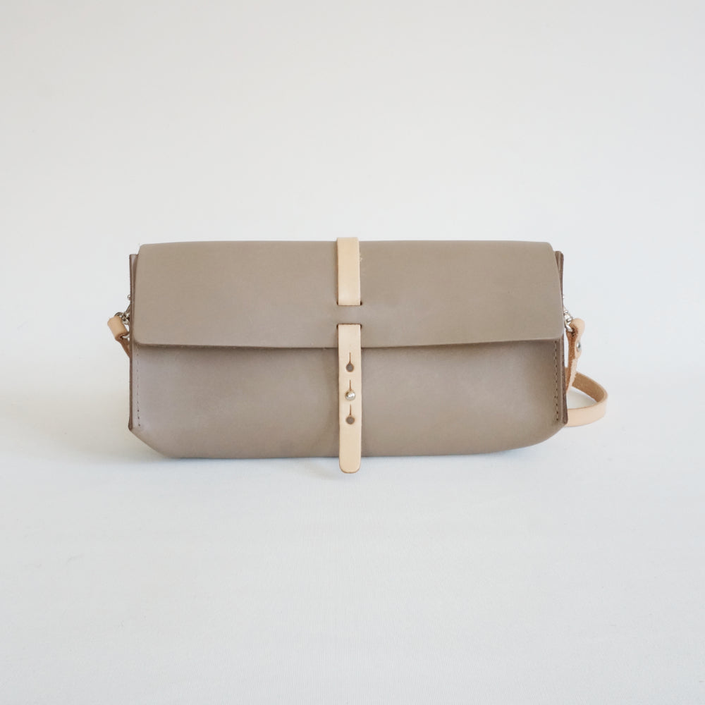 IJsblauw schoudertasje Uppsala van leer met bijpassende lederen band