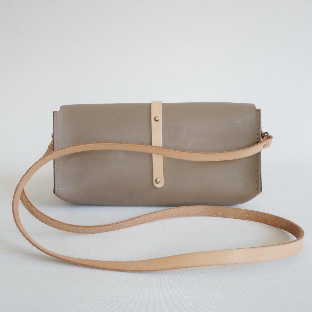 Bruin schoudertasje Uppsala van leer met naturel kleurige schouderriem