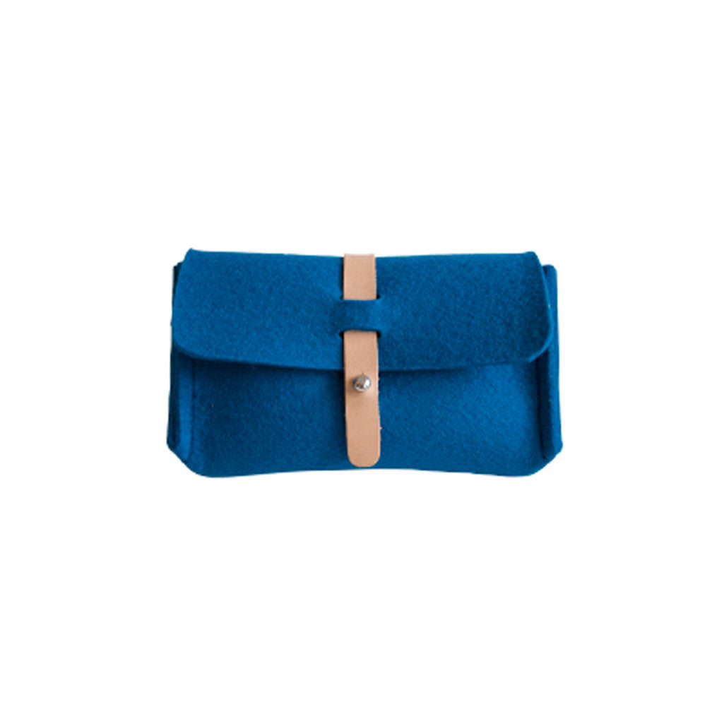 Klein blauw etui Byrne van dik wolvilt met lederen sluiting – Nederlands handwerk met een frisse uitstraling.