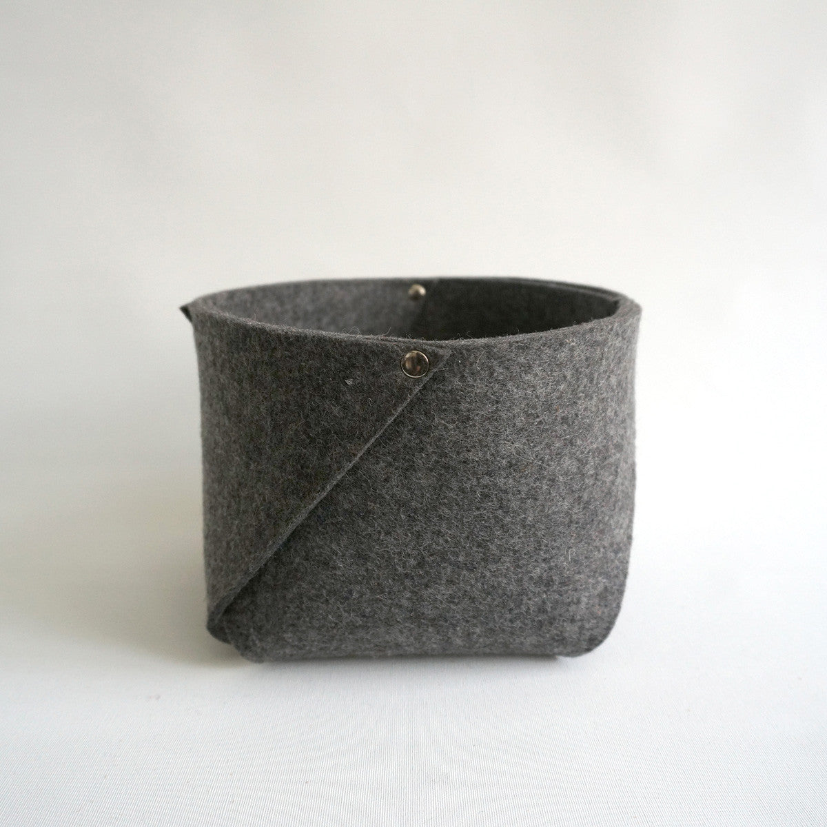 Organizer West small van 3 mm dik antraciet gemêleerd merinowolvilt, ideaal voor sleutels, pennen of sieraden – handgemaakt in Nederland.