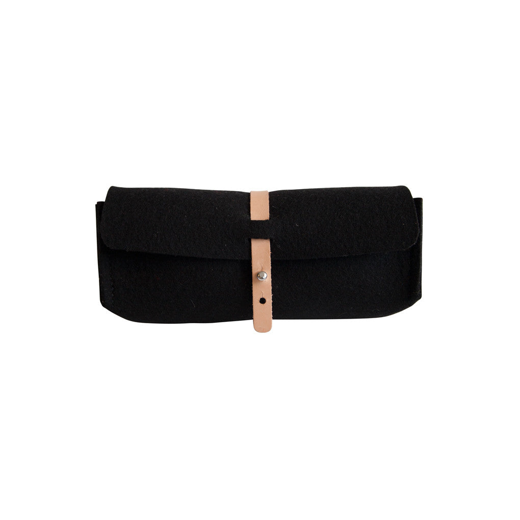 Lichtblauwe (ijsblauwe) etui van dik wolvilt met leren sluiting – fris, modern en ambachtelijk vervaardigd.