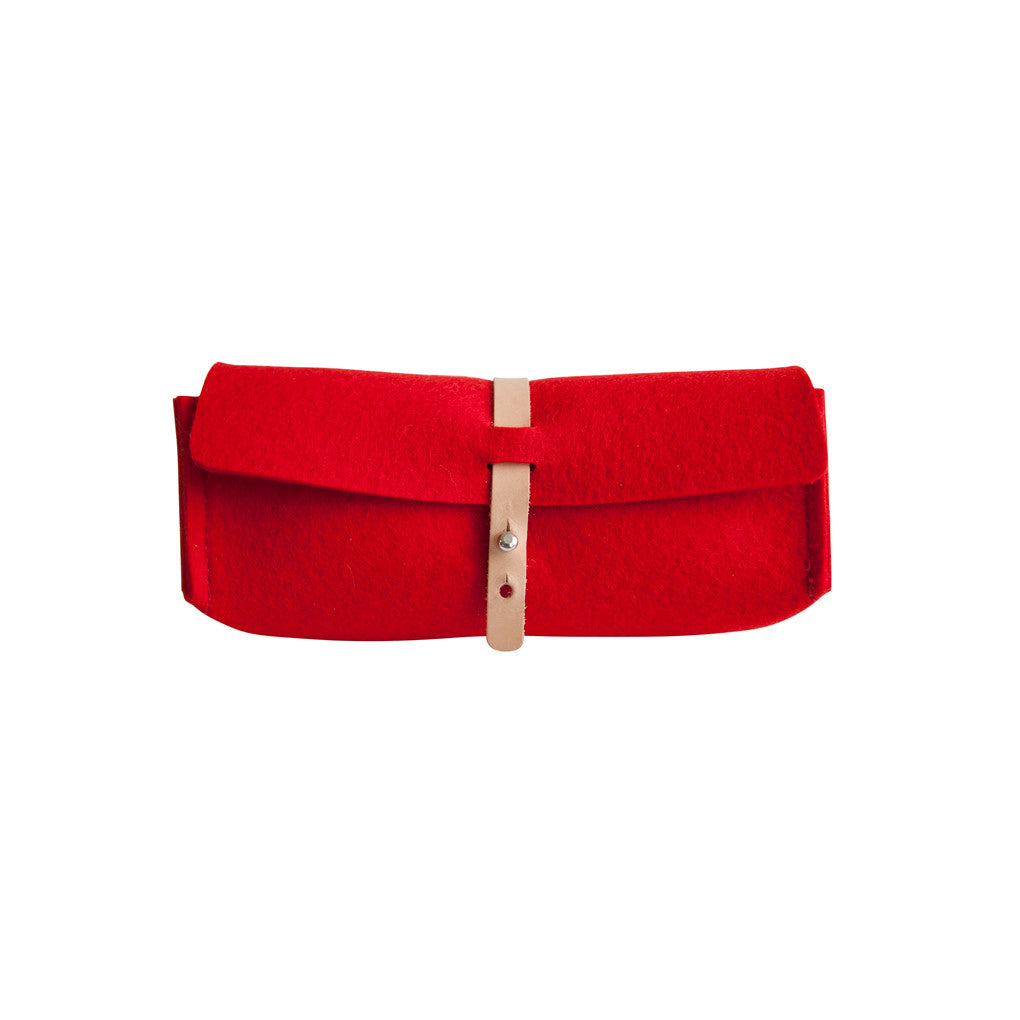 Groene etui Odense van dik wolvilt met leren sluiting – Nederlands vakmanschap in een natuurlijke tint.