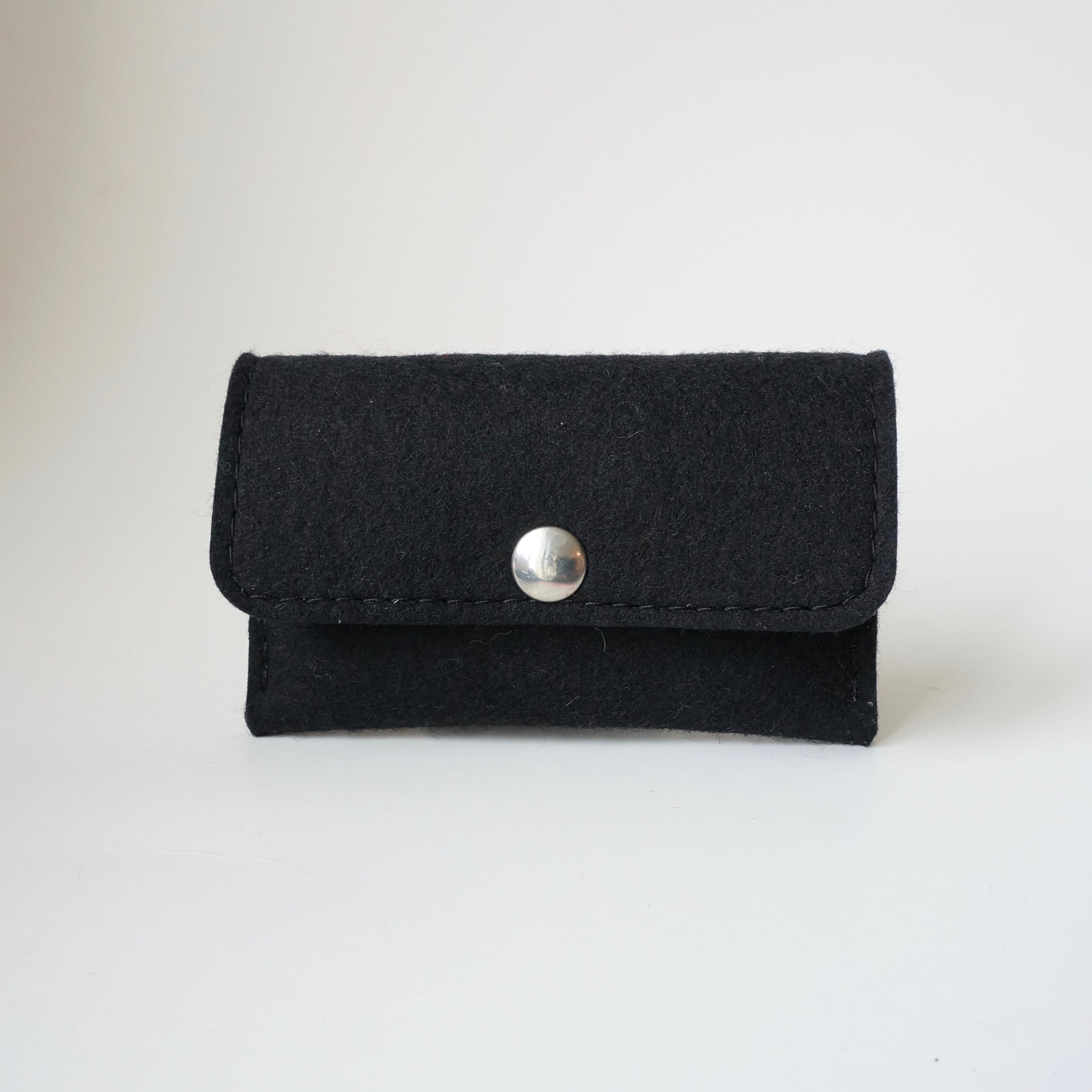 Zwarte kaarthouder Malia van wolvilt met stijlvol en minimalistisch dutch design