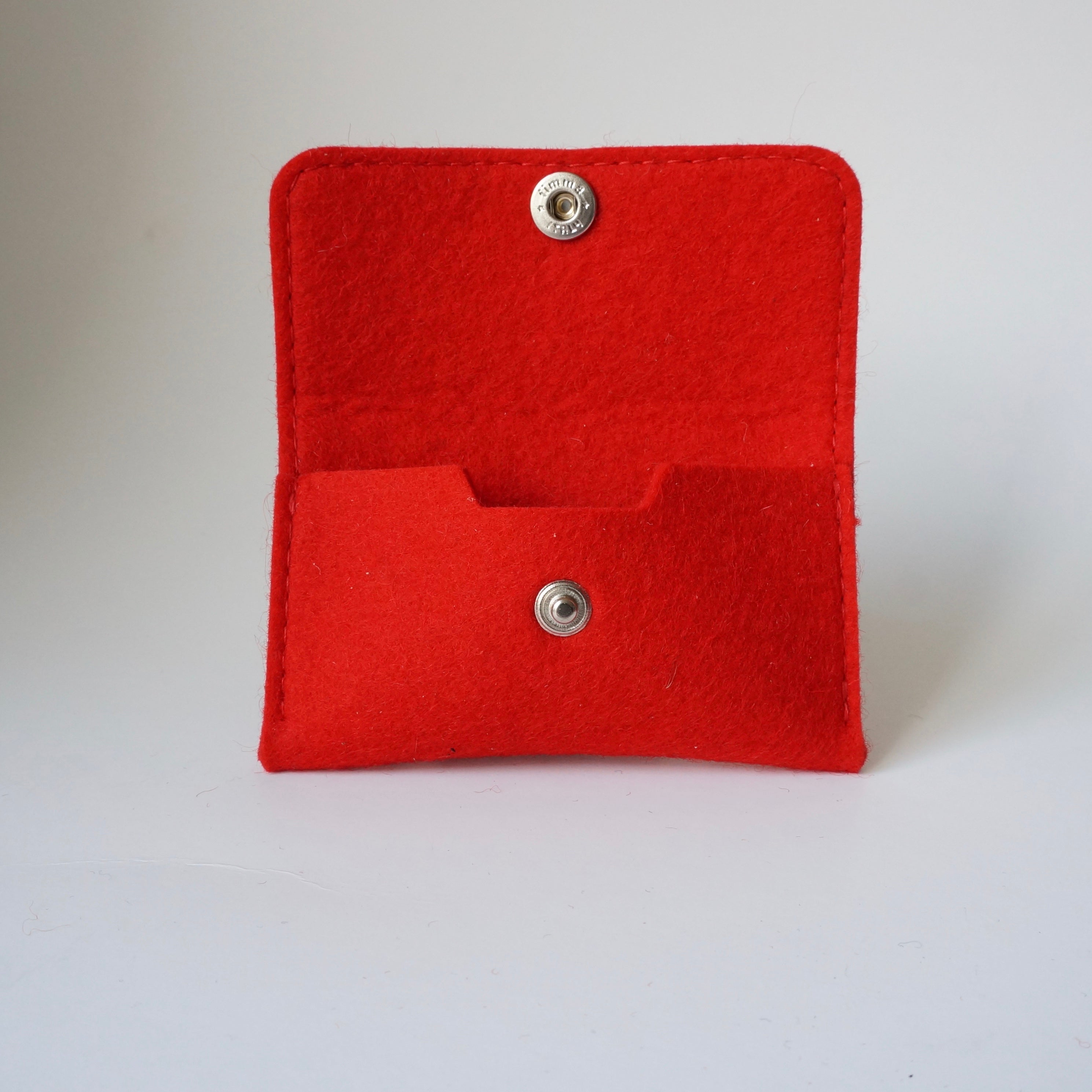 Kobaltblauwe kaarthouder Malia van wolvilt met strak en minimalistisch ontwerp