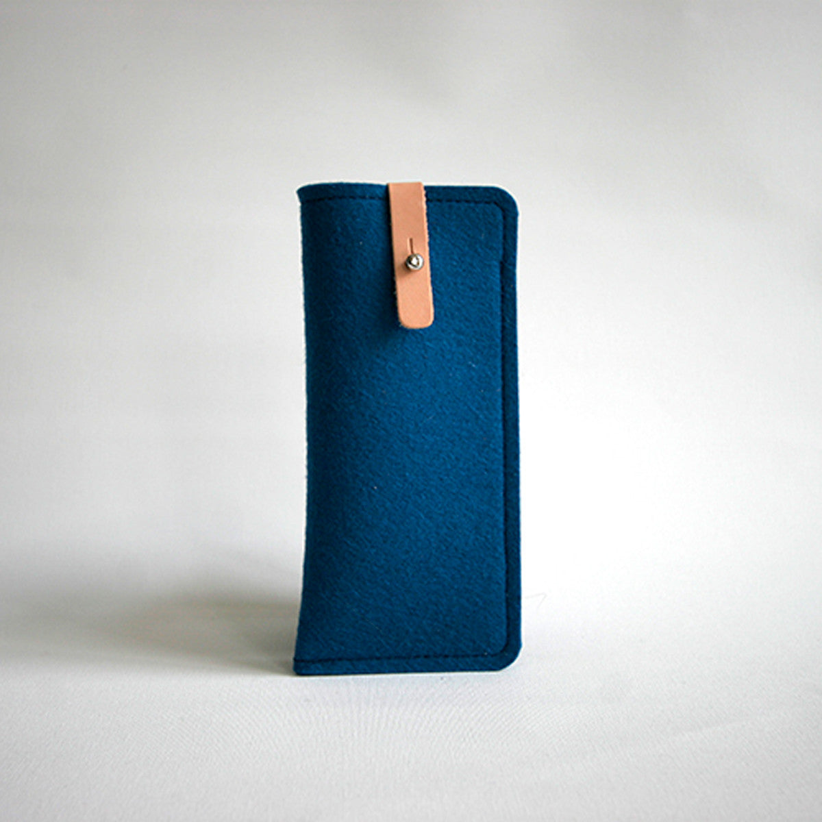 Kobaltblauwe wolvilt brillenkoker Richmond met naturel leer, beschermt bril en kleine apparaten tegen krassen. Handgemaakt Dutch Design.