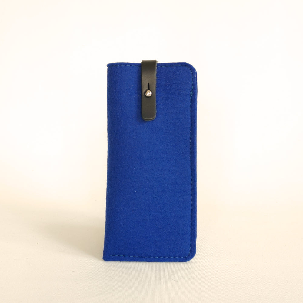 Grijs gemêleerd brillenkoker van wol vilt met zwart leer, krasbescherming voor bril en kleine apparaten. Handgemaakt in Nederland