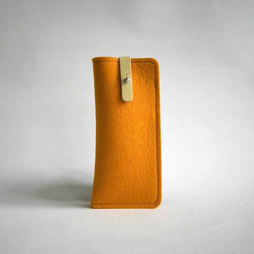 Oranje wolvilt brillenkoker Richmond met naturel leer, biedt krasbescherming voor bril en kleine apparaten. Handgemaakt in Nederland.