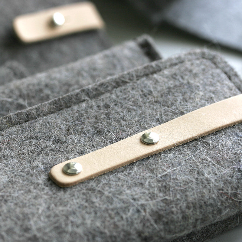 Rode brillenkoker Richmond van wolvilt met naturel leer, beschermt bril en kleine apparaten tegen krassen. Dutch Design, handgemaakt in het hartje van Amsterdam.