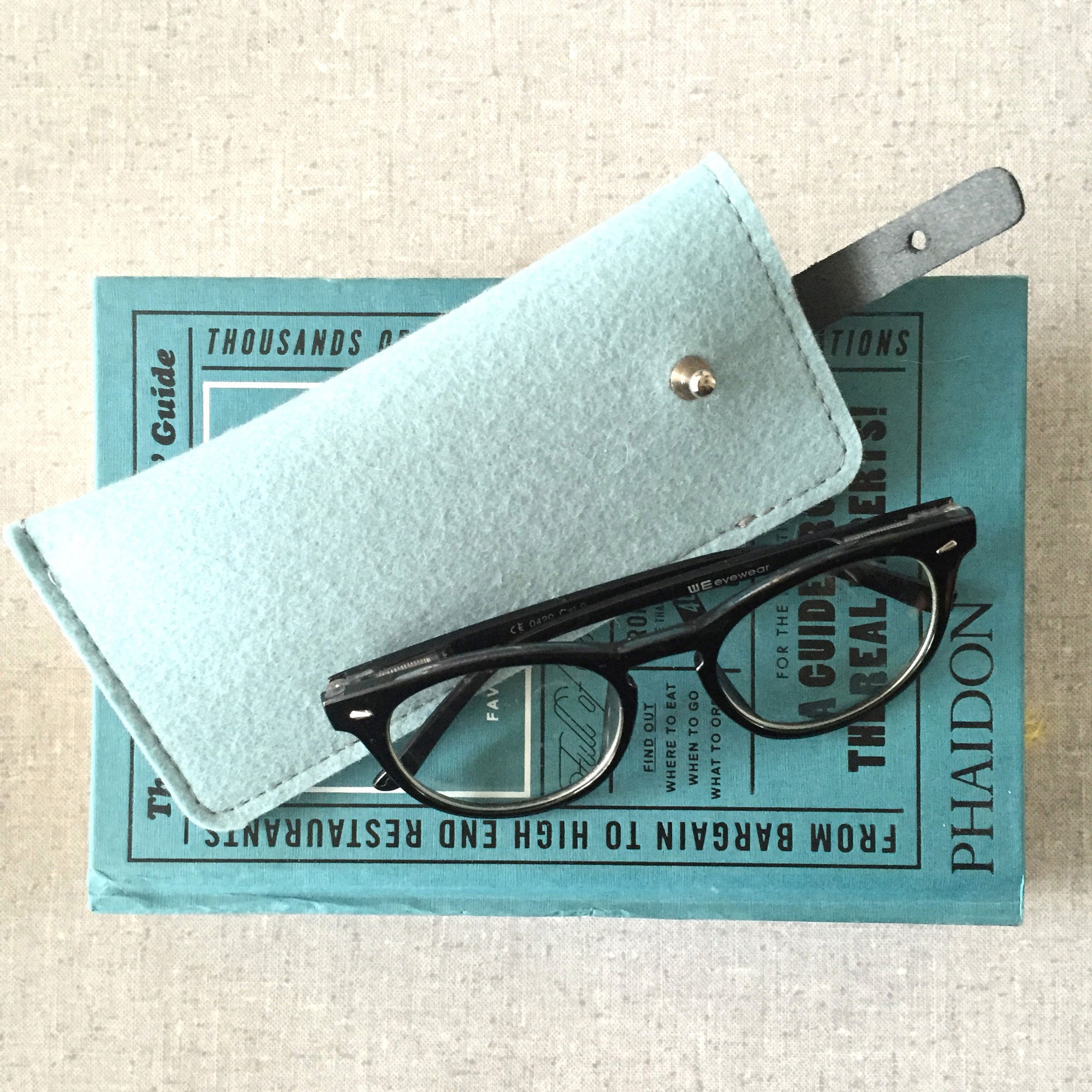 Kobaltblauwe wol vilt brillenkoker met zwart leer, beschermt bril en kleine apparaten tegen krassen. Handgemaakt Dutch Design.