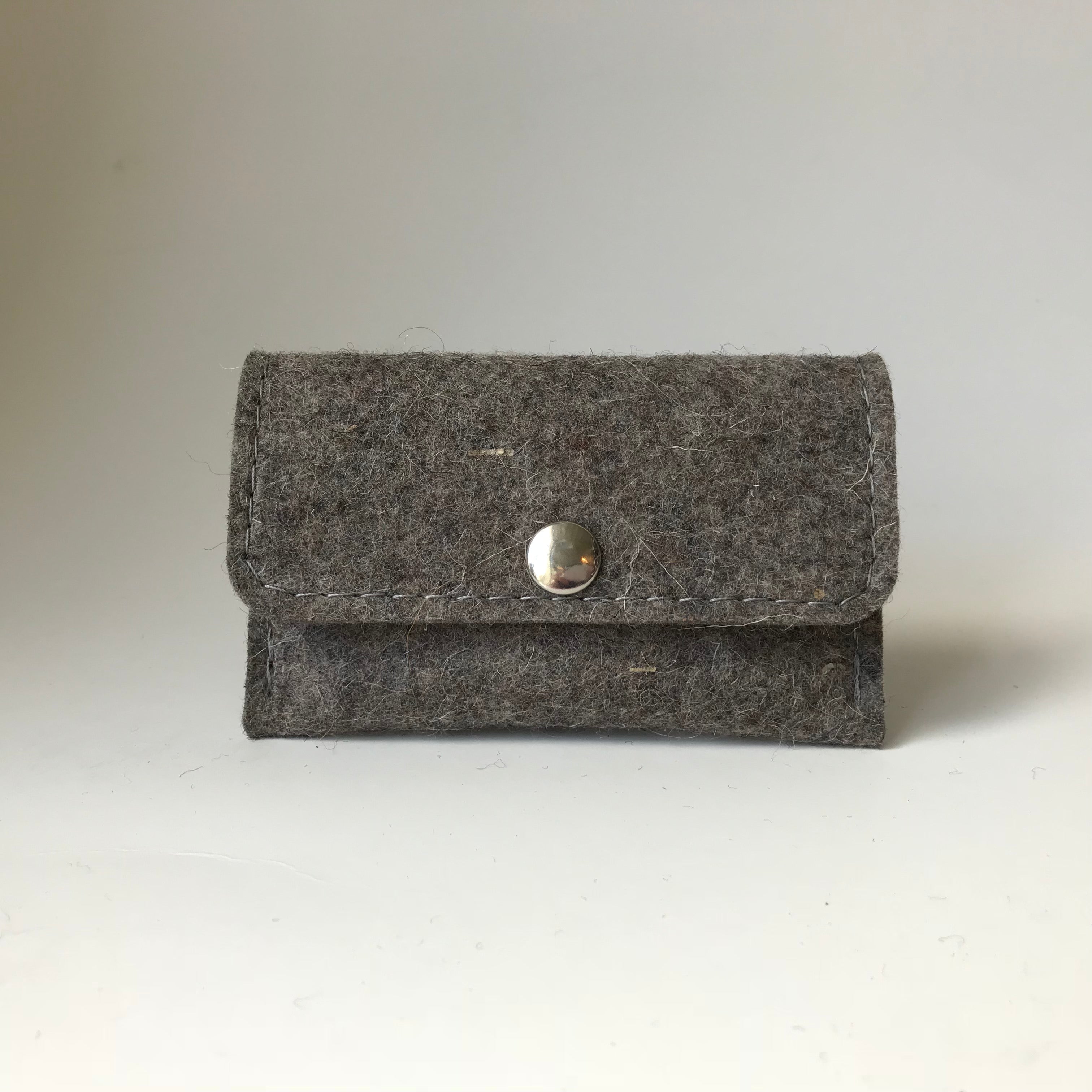 Antracietkleurige vilten kaarthouder Malia met minimalistisch design voor kaarten