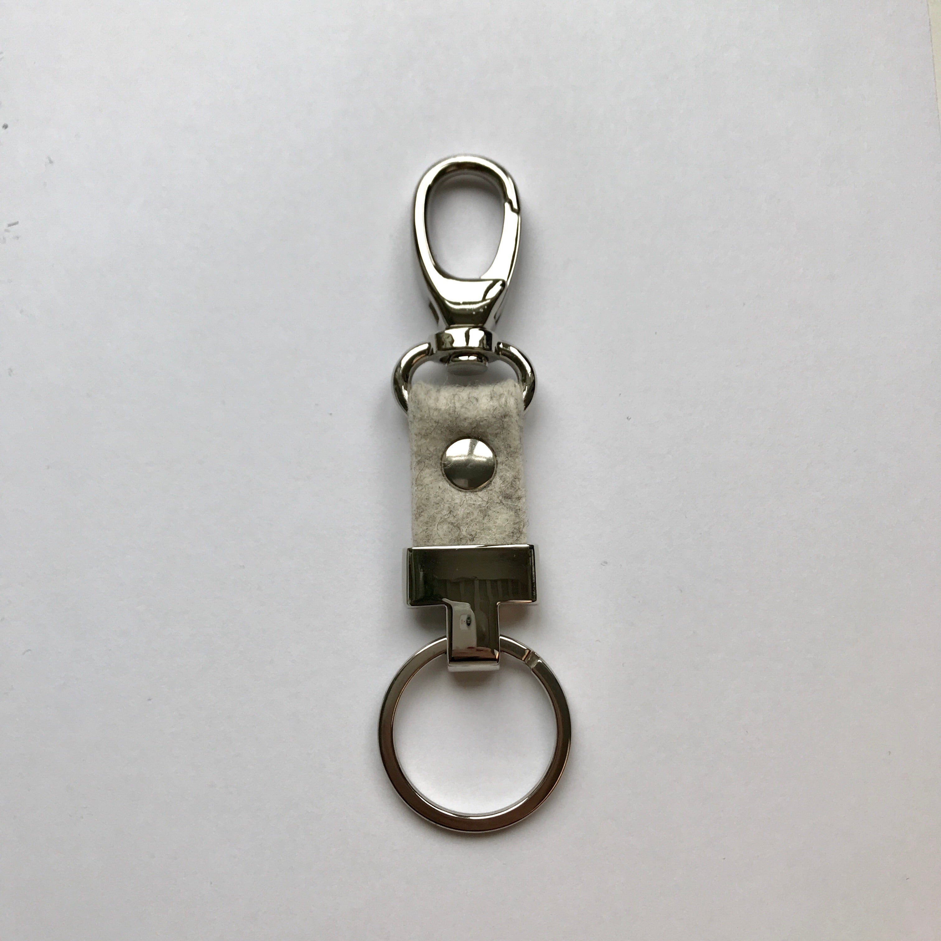 Sleutelhanger Kyoto van merino wolvilt in koningsblauw met nikkel clip en sleutelring