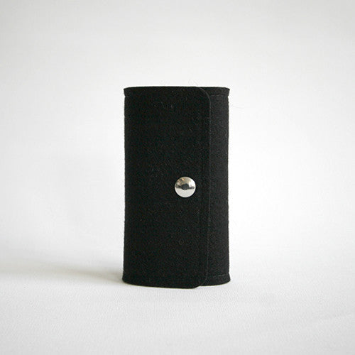 Zwart sleuteletui van zacht merinowol vilt met zes sleutelhaakjes en vakjes voor pasjes en briefgeld