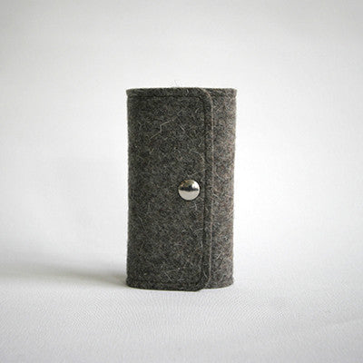 Blauwe vilten sleuteletui van merinowol met opbergruimte voor sleutels, briefgeld en pasjes