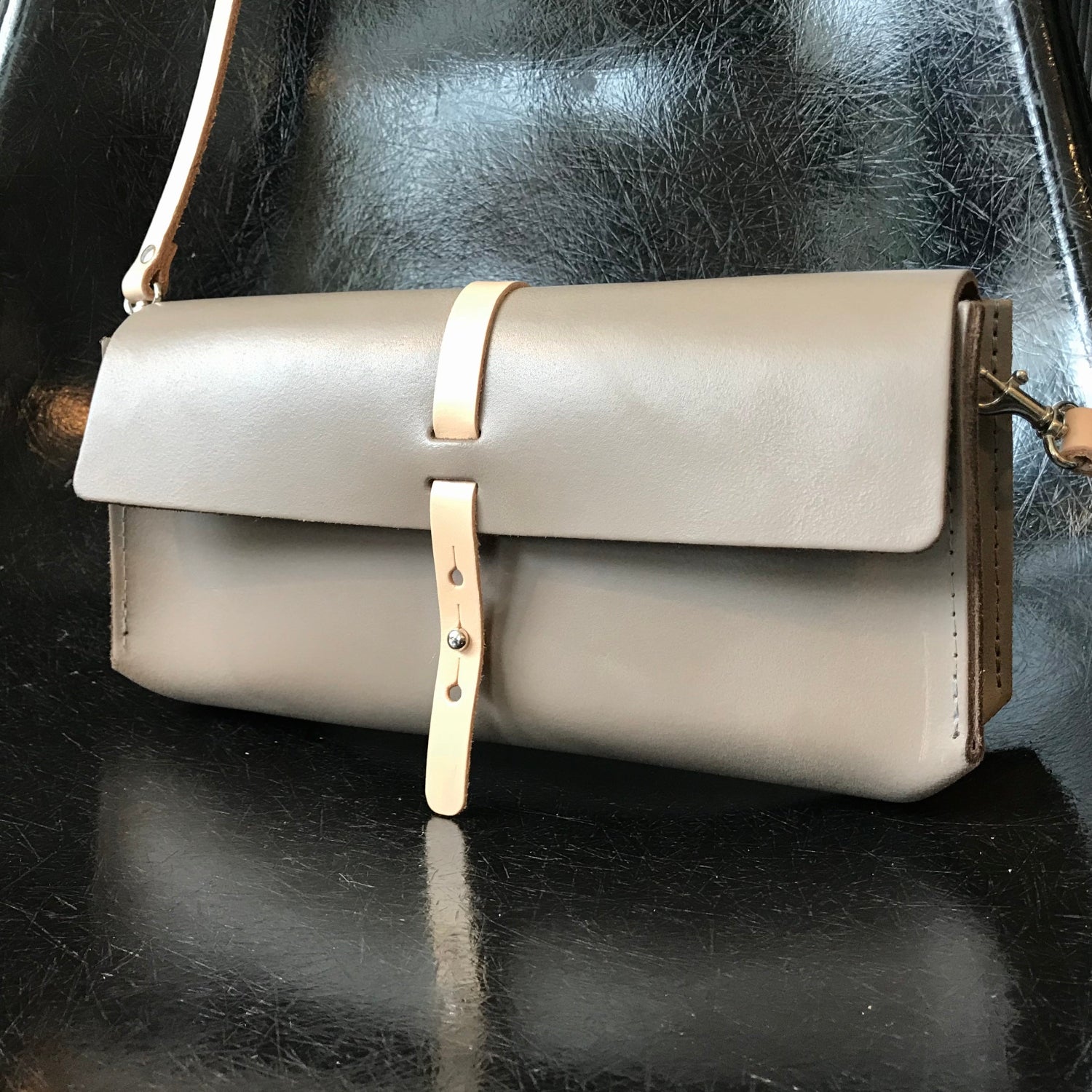 Leren schoudertasje Uppsala in taupe met ton-sur-ton lederen band