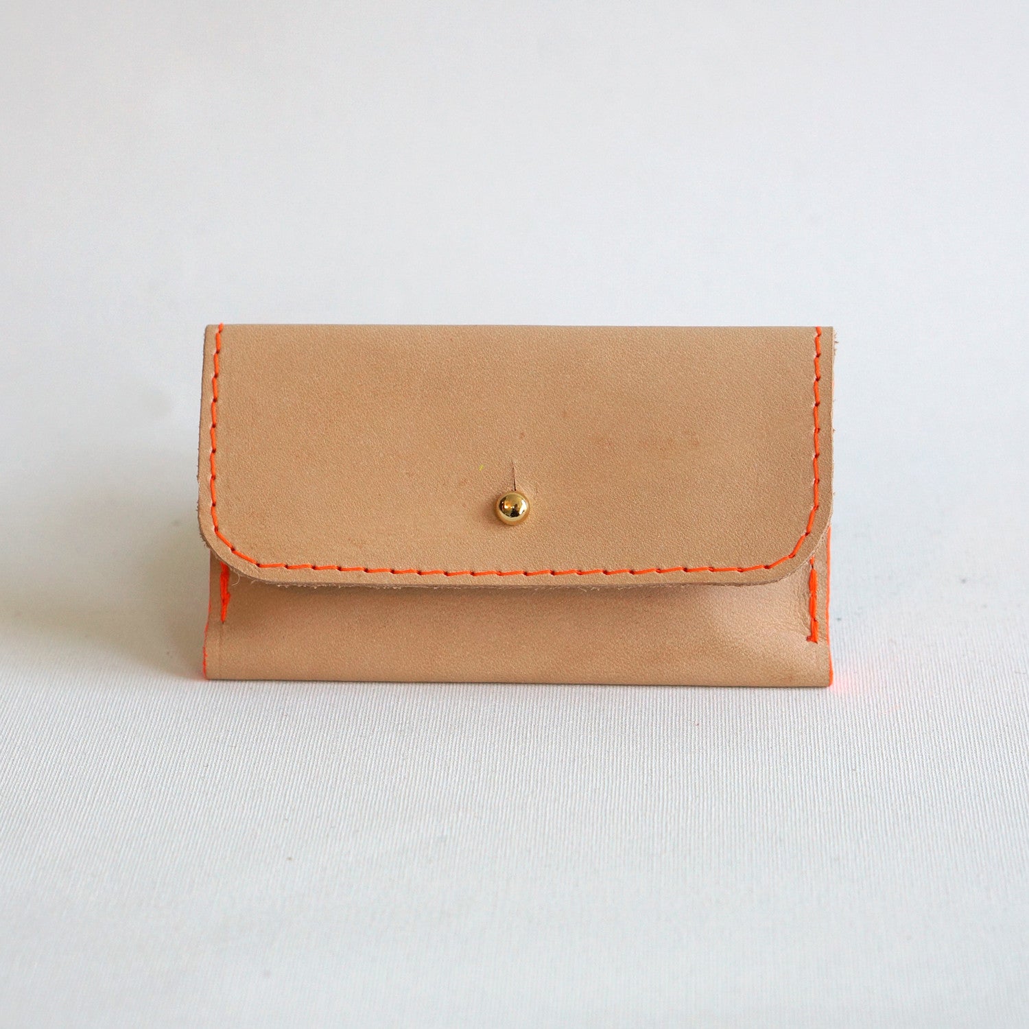 Naturel leer met neon roze stiksel kaarthouder Milas met ruimte voor 8 kaarten, opvallend en compact