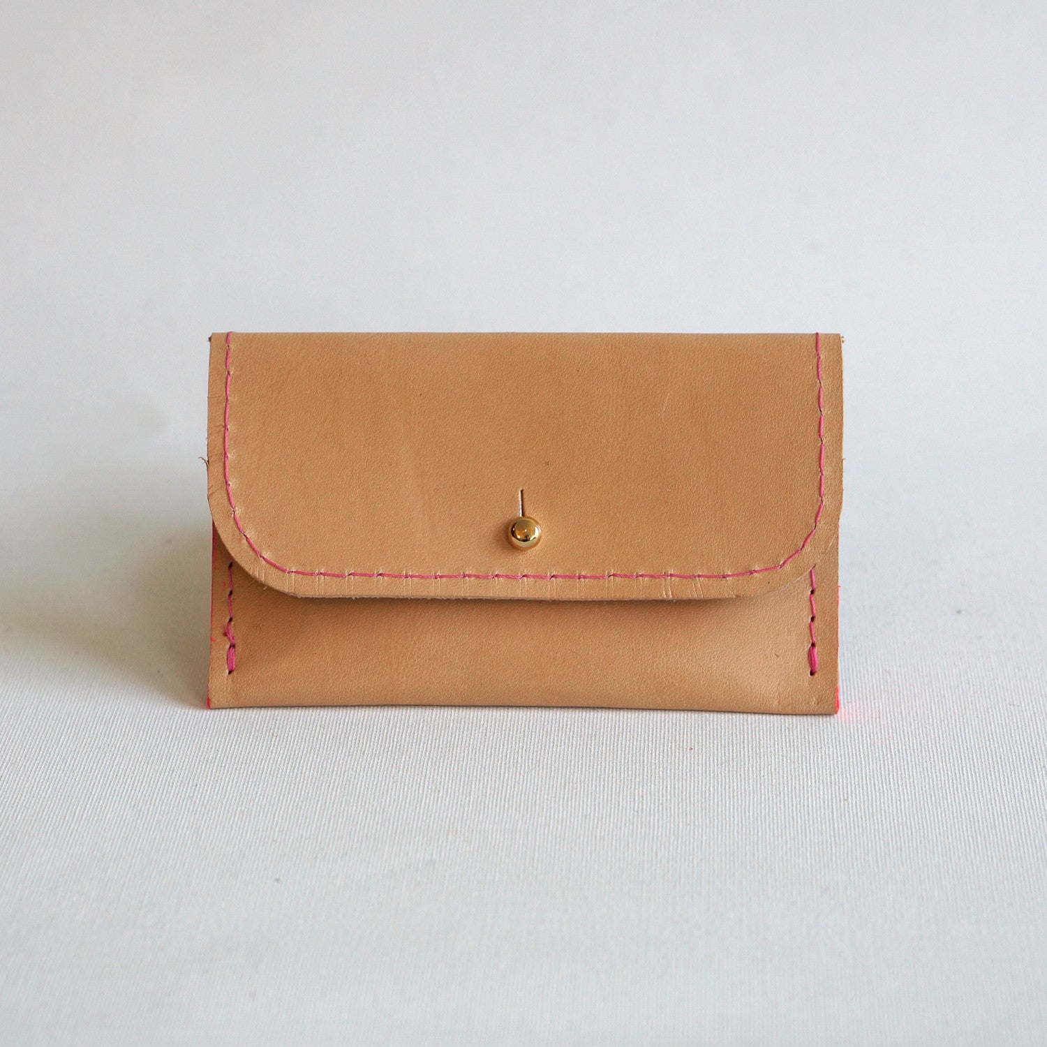 Kaarthouder Milas van Naturel leer met wit stiksel met ruimte voor 8 kaarten, minimalistisch en stijlvol design