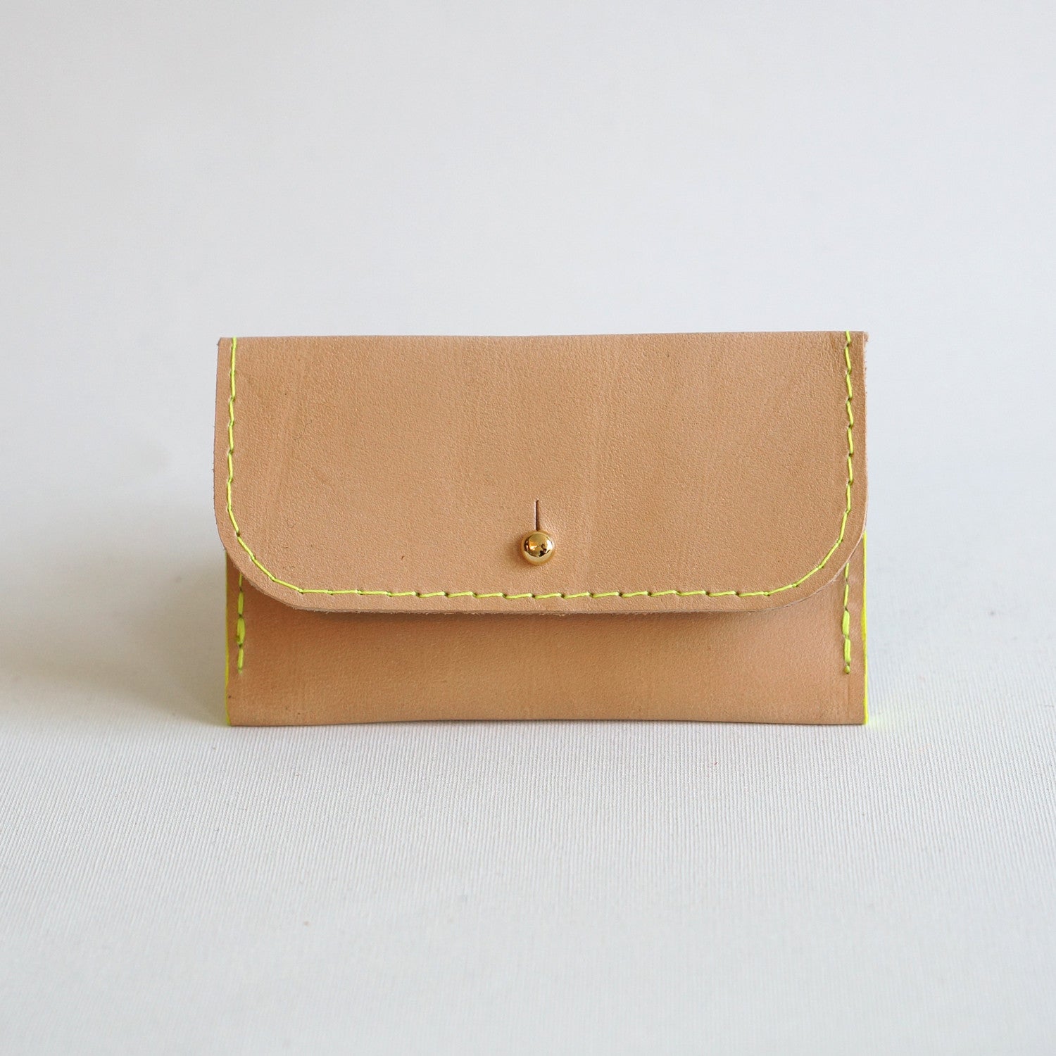 Naturel leer met neon groen stiksel kaarthouder Milas met minimalistisch ontwerp en ruimte voor 8 kaarten,