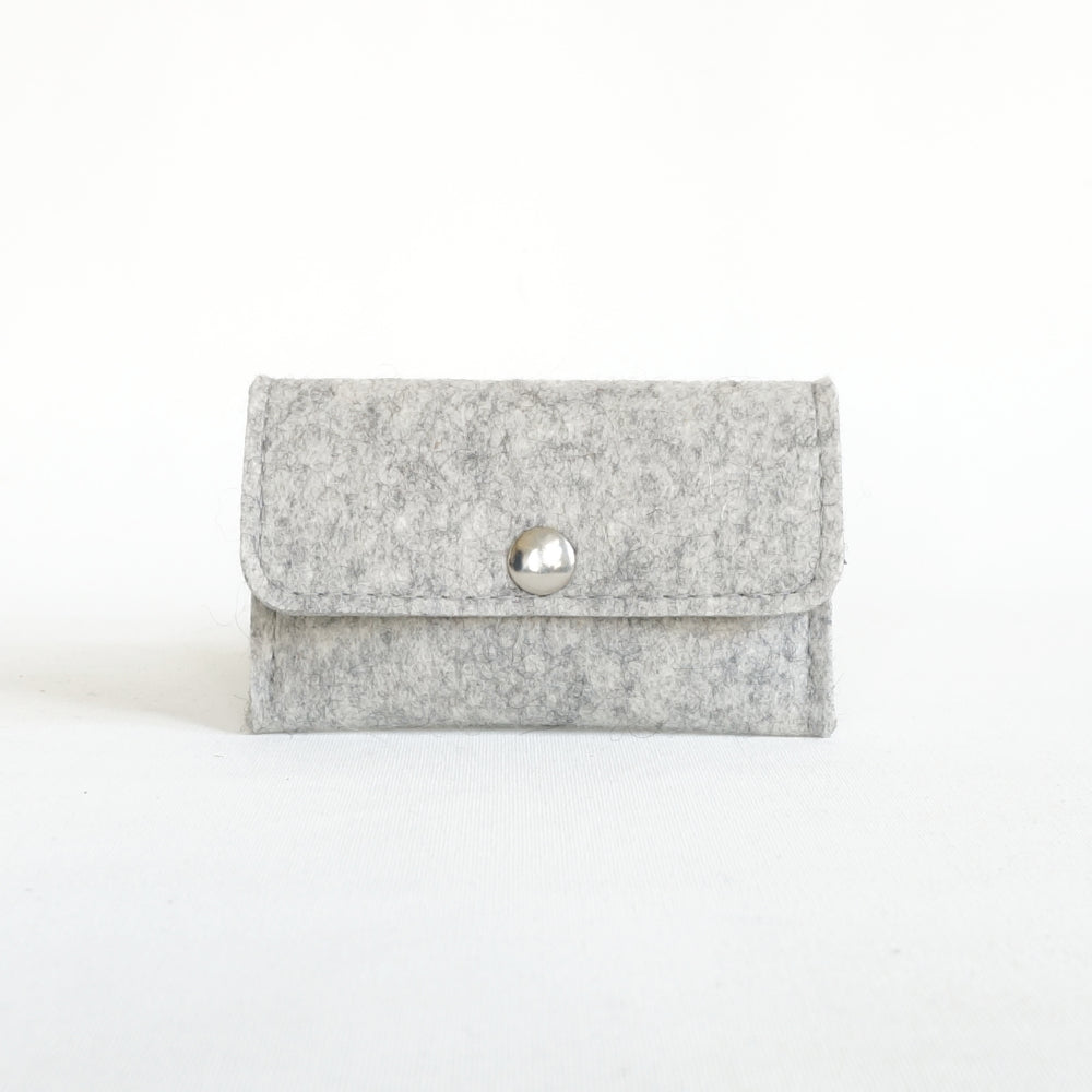 IJsblauwe wolvilt kaarthouder Malia, minimalistisch design voor ID en kaarten