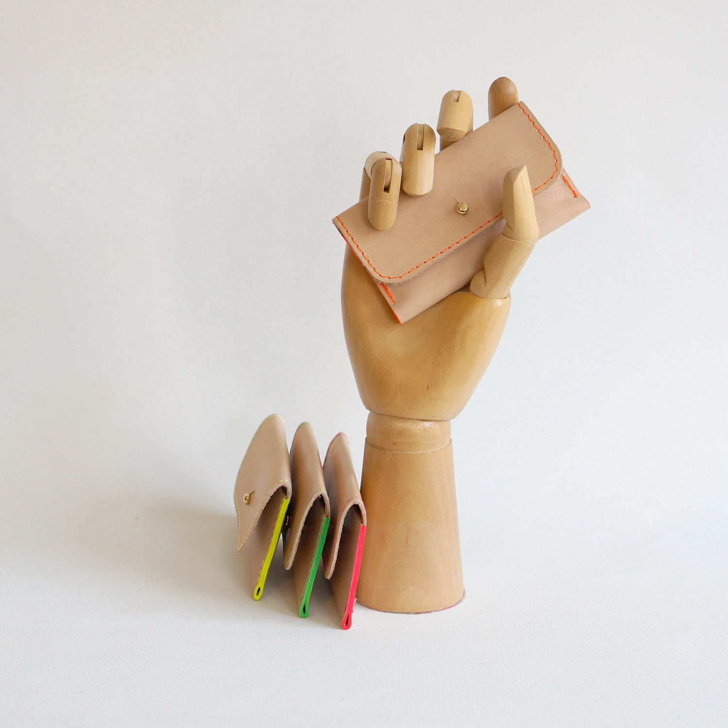 Naturel leer met neon geel stiksel kaarthouder Milas van rundleer met strak design en plaats voor 8 kaarten