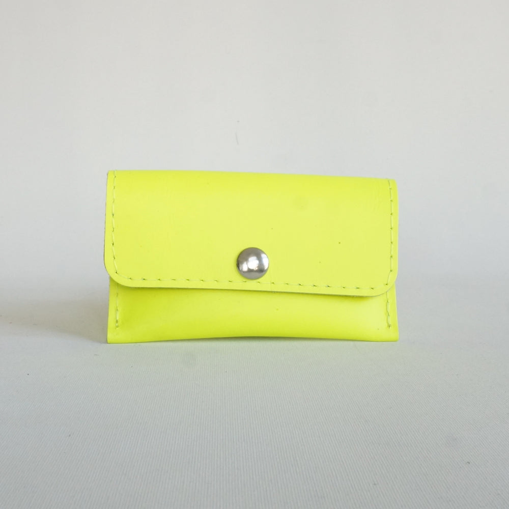 Taupekleurige kaarthouder Milas van rundleer met strak design en plaats voor 8 kaarten