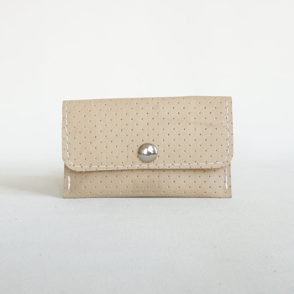 Kaarthouder Milas van geperforeerd naturel rundleer met ruimte voor 8 kaarten, minimalistisch en stijlvol design