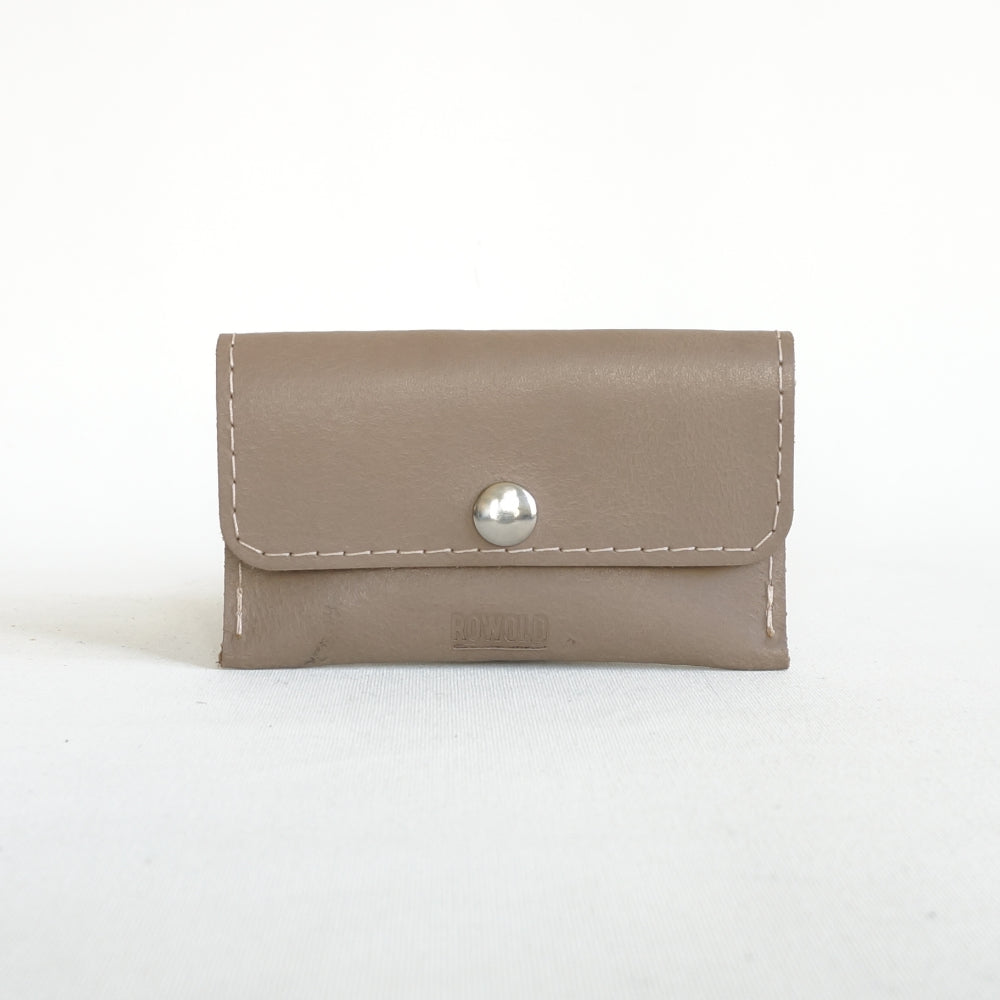 Zwart leren kaarthouder Milas met ruimte voor 8 pasjes, minimalistisch en stijlvol dutch design