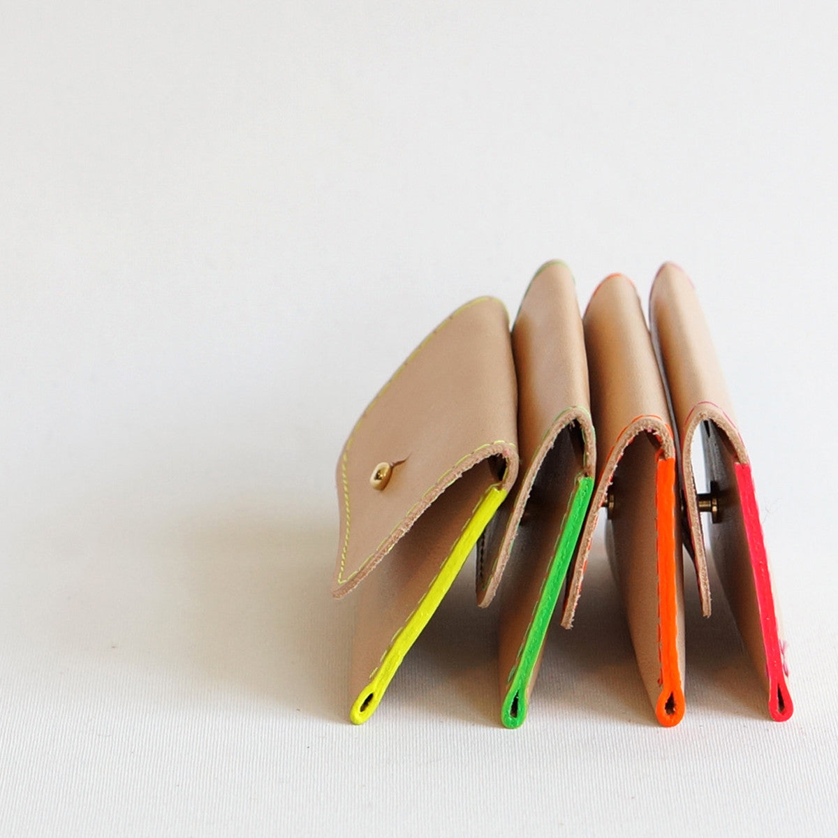 Naturel leer met neon oranje stiksel kaarthouder Milas met ruimte voor 8 pasjes, minimalistisch en stijlvol dutch design