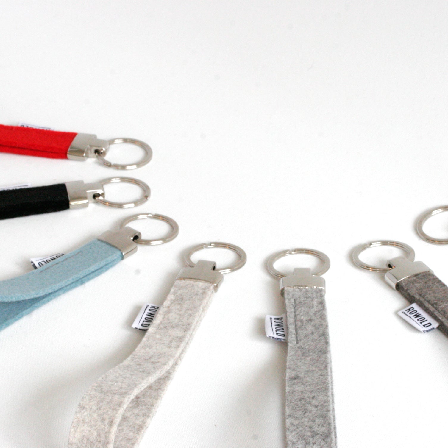 Handgemaakte pols sleutelhanger van merinowol vilt in een frisse ijsblauwe kleur, perfect om snel je sleutels in je tas terug te vinden.