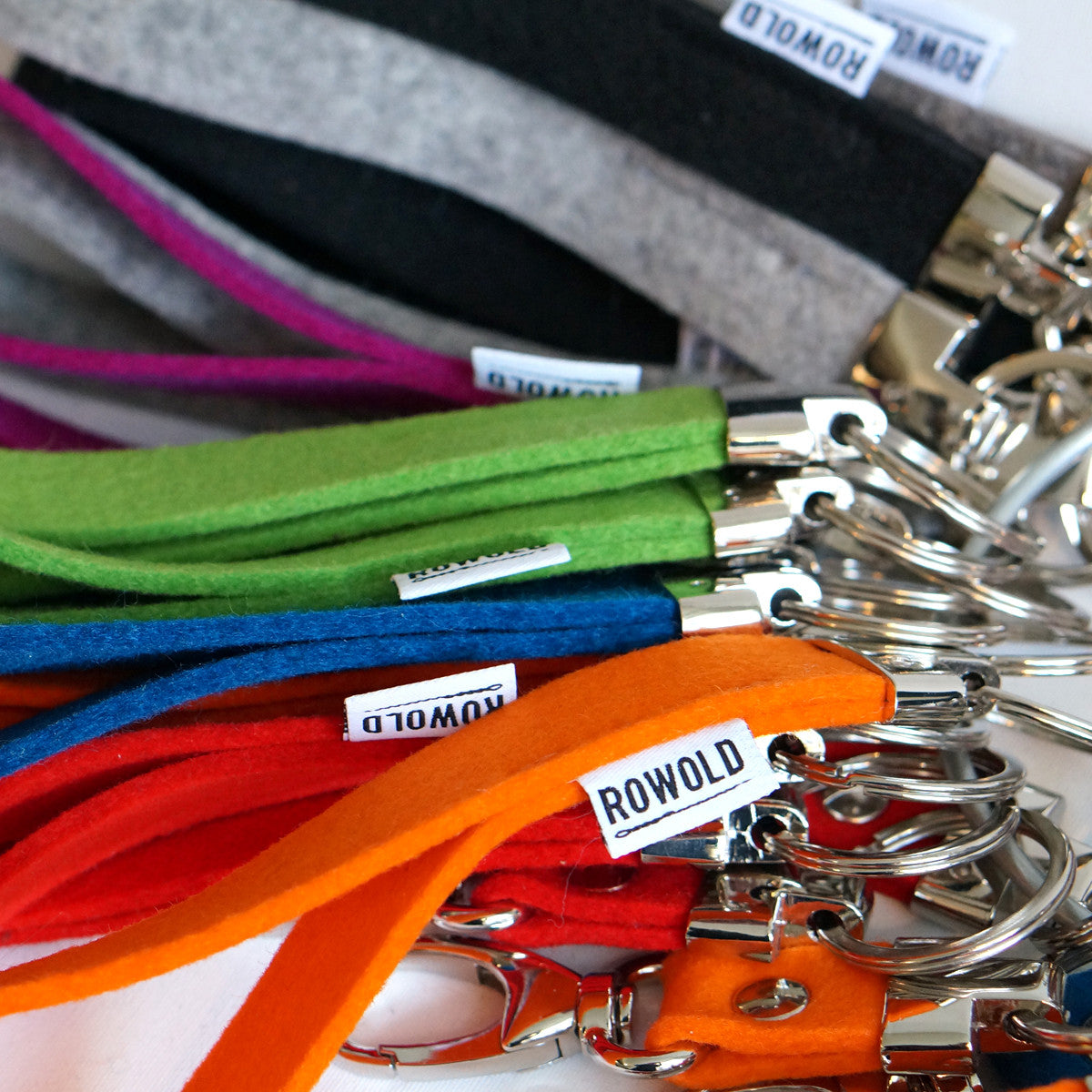 Pols sleutelhanger van 3 mm dik rood merinowol vilt, stijlvol en functioneel om je sleutels of pasjes snel te grijpen.