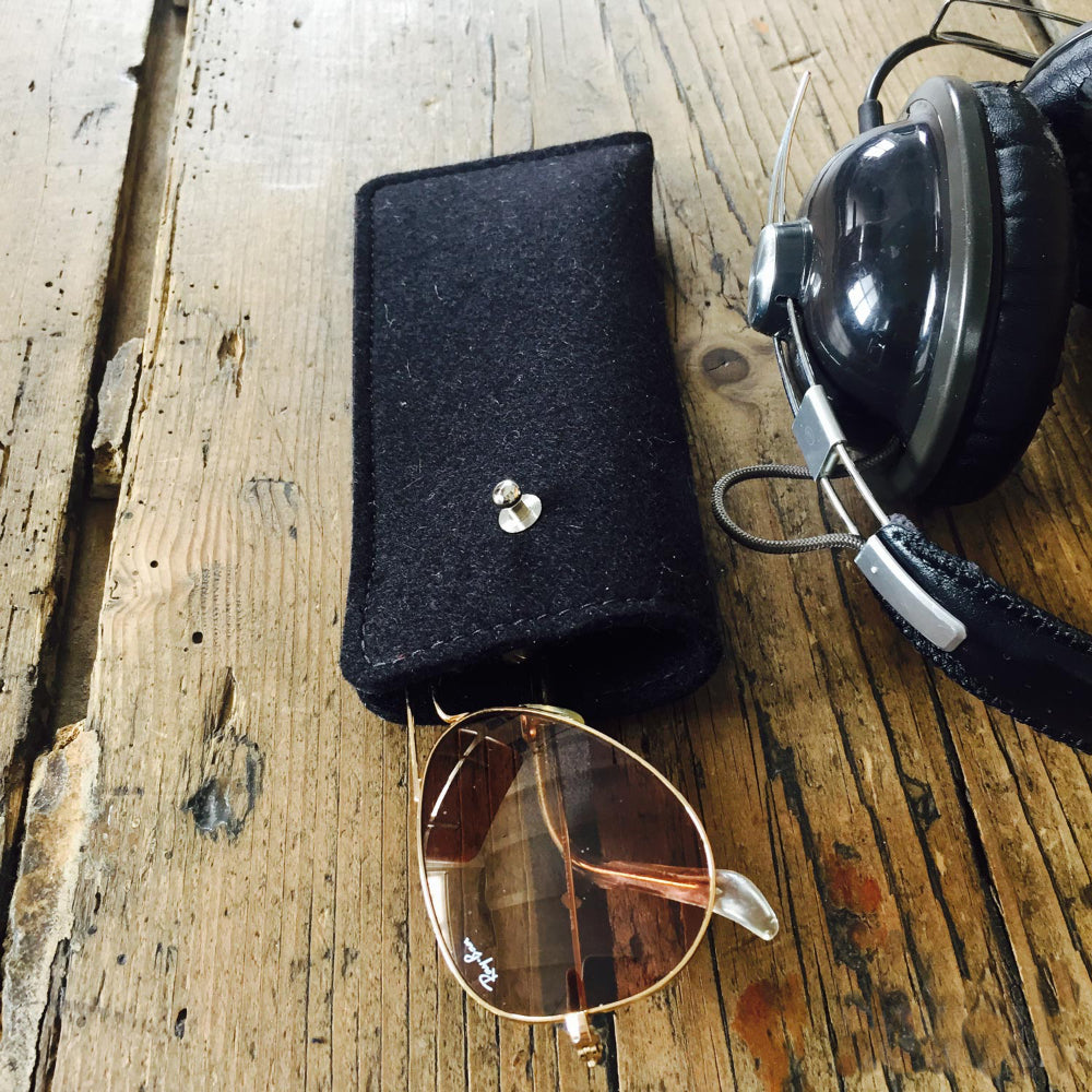 brillenkoker van taupe gemeleerd wol vilt en taupe leer, krasbescherming voor bril en kleine apparaten. Handgemaakt in Amsterdam.