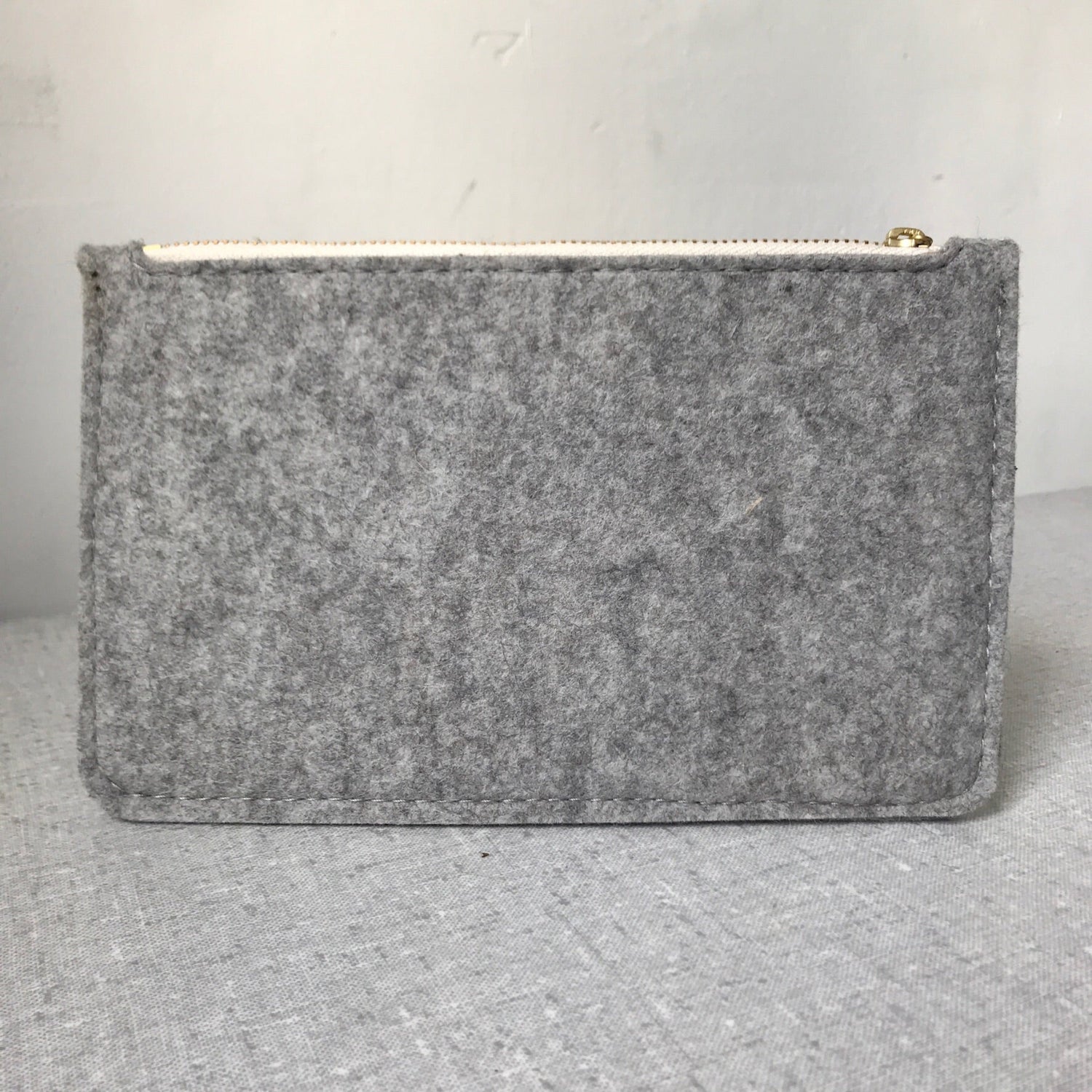 Torba etui van wolvilt in grijs mêlee – subtiele gemêleerde tint, praktisch en elegant.