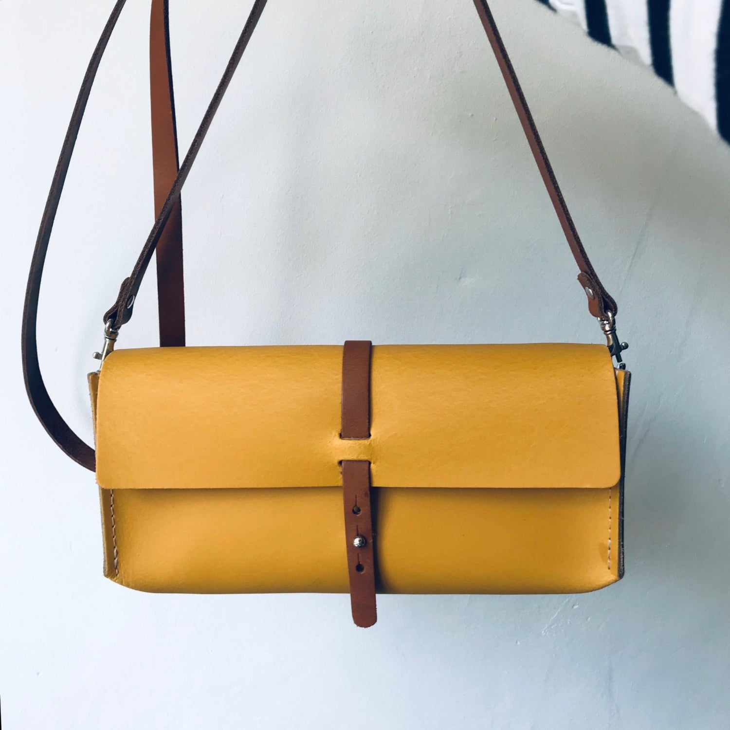 Leren schoudertasje Uppsala in ijsblauw met naturel lederen schouderband