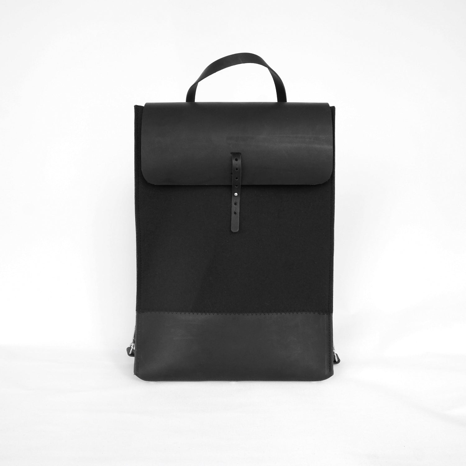 Antracietkleurige Oita rugzak van dik wolvilt, met leren onderkant en verstelbare riemen