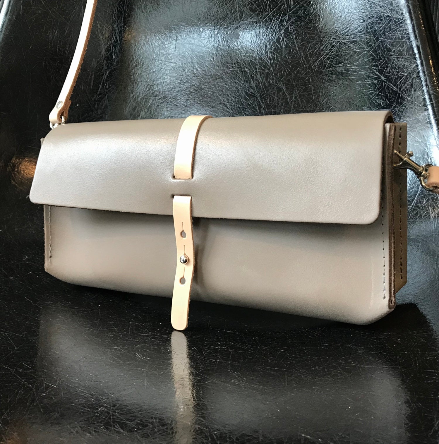 Leren schoudertasje Uppsala in taupe met ton-sur-ton lederen band